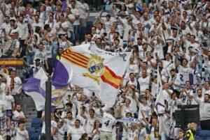 Bandera con la Senyera, el escudo del Real Madrid y la bandera de España